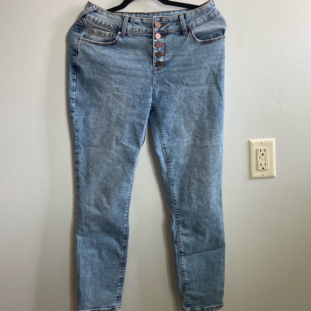 Women’s Size 4 Slim Straight Slimming Jeans